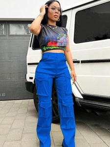 Pantalon cargo femme taille haute et jambe large en bleu Klein avec plusieurs poches