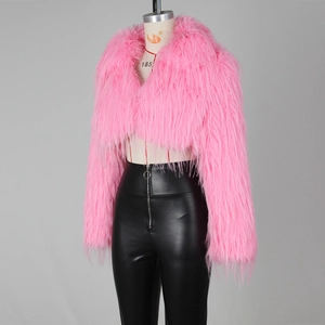 Detail der rosa Kunstpelz-Kurzjacke und der schwarzen PU-Lederhose mit Metallreißverschluss
