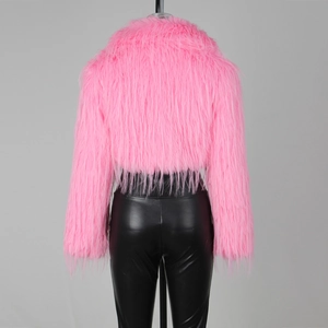 Rückansicht der rosa Kunstpelz-Kurzjacke mit flauschiger Textur und weichem Kunsthaar