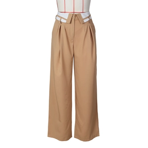 Dettaglio dei pantaloni kaki a gamba larga a vita alta con design a doppia cintura