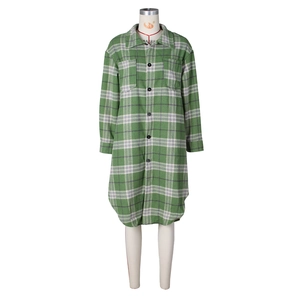 Detalle de vestido camisero a cuadros verdes y blancos con bolsillos y botones negros