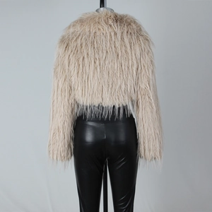 Detail von beiger Kunstpelzjacke und schwarzer Kunstlederleggings auf einer Schaufensterpuppe