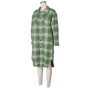 Detalle del vestido camisero a cuadros verdes con bolsillos de solapa y botones