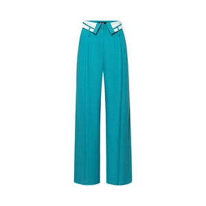 Dettaglio dei pantaloni a vita alta color ottanio con cinturino bianco a risvolto
