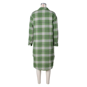 Vista posterior de una sobrecamisa de cuadros verde y gris de manga larga en maniquí