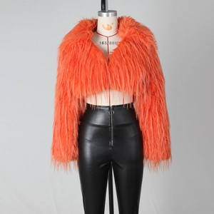 Detailansicht der kurzen Kunstpelzjacke in Orange mit schwarzer Kunstlederhose und Zipper