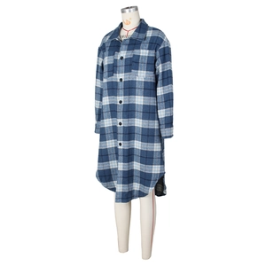 Detalle de chaqueta camisera a cuadros azules con cuello vuelto y bolsillos de pecho