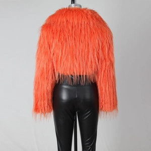 Rückansicht einer hellorangen Kunstpelzjacke und schmalen schwarzen Lederhose