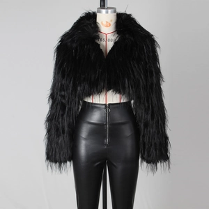 Detail der kurzen Kunstpelzjacke mit hoch taillierter Kunstlederhose und Silber-Reißverschluss