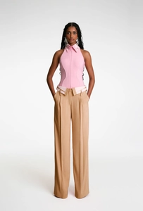 Dettaglio dei pantaloni kaki a gamba larga con elegante design della vita risvoltata