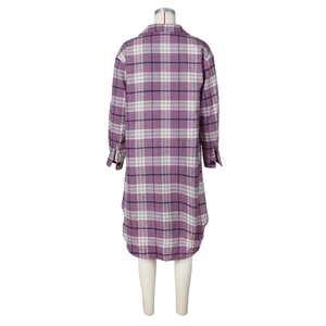 Vista trasera de chaqueta camisa oversize de cuadros morados con dobladillo curvo en maniquí