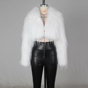 Detail von weißer Webpelzjacke Textur und schwarzer Kunstlederhose mit Reißverschluss