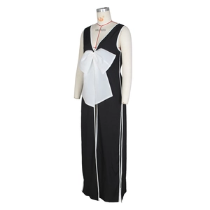 Dettaglio di abito elegante con scollo a V e un grande fiocco bianco a contrasto
