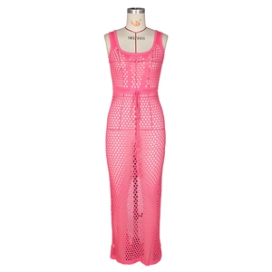 Détail de robe de plage en crochet rose vif avec motif en maille circulaire ajourée