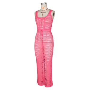 Détail de la robe longue au crochet rose fuchsia avec cordon de serrage et maille filet