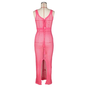 Détail de la robe de plage crochet rose vif avec maille ajourée et lien à pompon