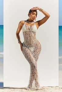 Dettaglio dell'abito da spiaggia all'uncinetto bianco con maglia a rete e scollo all'americana