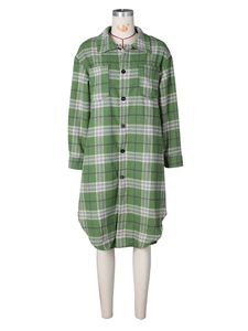 Chaqueta de franela a cuadros verdes y blancos con bolsillos en el pecho de mujer