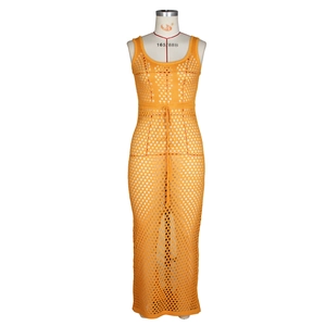 Détail de la robe de plage en maille jaune avec motifs évidés circulaires et texture