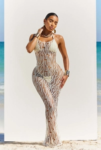 Dettaglio del vestito lungo da spiaggia in crochet bianco con trama a maglia traforata