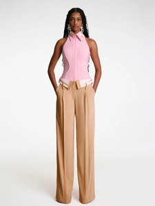 Elegante top rosa all'americana e pantaloni cachi a gamba larga per un look chic primaverile