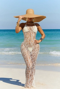 Dettaglio del copricostume bianco all'uncinetto con allacciatura al collo e stile boho