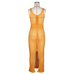 Détail de la robe en maille crochet orange vif avec motif losange et fente au dos