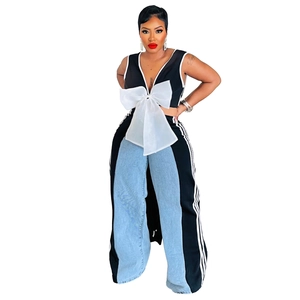 Dettaglio del grande fiocco in organza bianca sul top con scollo a V e pantaloni patchwork