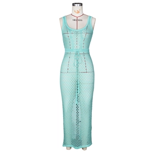 Détails de la maille d'une robe de plage longue en crochet bleu clair avec cordon