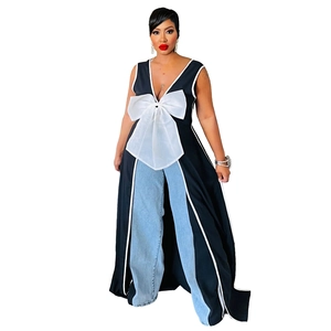 Dettaglio del grande fiocco bianco su un vestito nero sexy senza maniche con scollo a V
