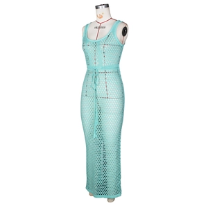Détail de la maille de la robe de plage crochet menthe avec découpes rondes et cordon de serrage