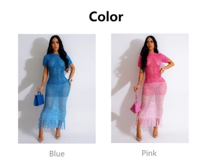 Détails des robes longues au crochet bleu et rose avec ourlet à franges pour la plage