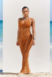 Dettaglio dell'abito all'uncinetto arancione con scollo all'americana per look da spiaggia