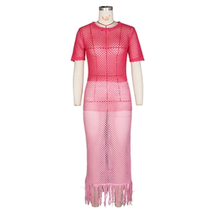 Détail de la robe au crochet dégradé rose avec texture ajourée et finitions à franges