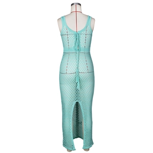 Détail d'une robe de plage en crochet vert menthe avec maille évidée et pompons au dos