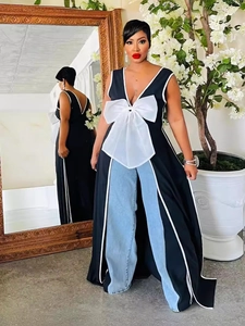 Top nero senza maniche con scollo a V con grande fiocco bianco e jeans a gamba larga