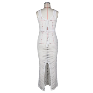 Détail de robe de plage blanche au crochet avec dos lacé et décorations à franges