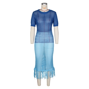 Détails de la texture crochetée dégradé bleu avec maille ajourée et ourlet à franges