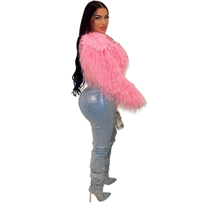 Vollansicht der rosa Kunstpelzjacke mit hellblauer glänzender High-Waist-Hose