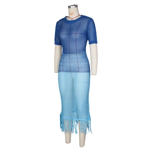 Détail de la robe de plage en crochet dégradé bleu avec maille ajourée et franges amples