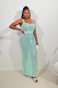 Détail de robe de plage en maille vert menthe avec motif ajouré et cordon à la taille