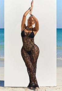 Dettaglio dell'abito da spiaggia all'uncinetto nero con maglia a rete e design senza schienale