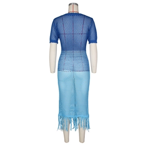 Détail d'une robe de plage en maille crochet dégradé bleu avec résille et franges longues