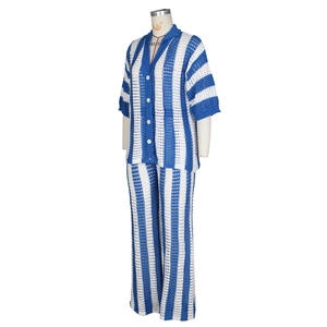 Détail d'un ensemble en maille crochet à rayures bleues et blanches avec ajourage