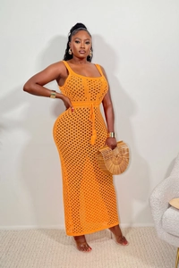 Détail d'une jupe longue orange au crochet avec maille ajourée et cordon de serrage réglable