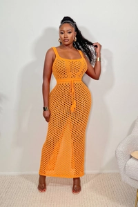 Détails de la maille ajourée de la robe de plage orange avec cordon de serrage et pompons