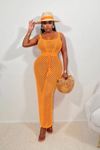 Détail de la robe de plage crochet orange vif avec texture ajourée et cordon de serrage