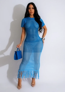 Détail de la robe en crochet bleu avec maille évidée et ourlet à franges élégant