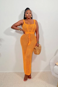 Gros plan sur la combinaison en maille crochet orange avec texture ajourée et ceinture