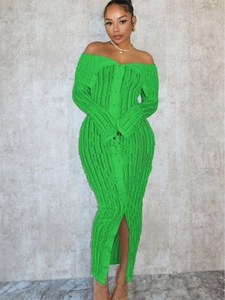 Slim fit emerald green off-shoulder maxi dress with ribbed texture and front slit